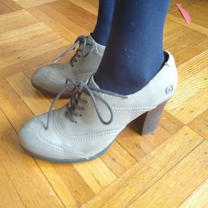 Born Lisandra taupe wingtip Oxford heels 7 M medium width